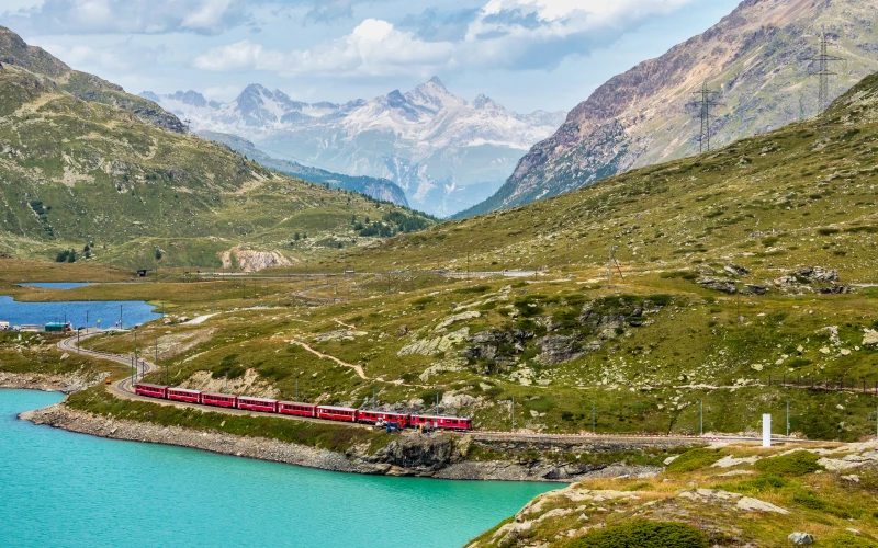 Trains + Montagne Webp